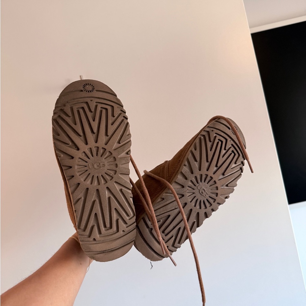 UGGS - Picture 3 of 4